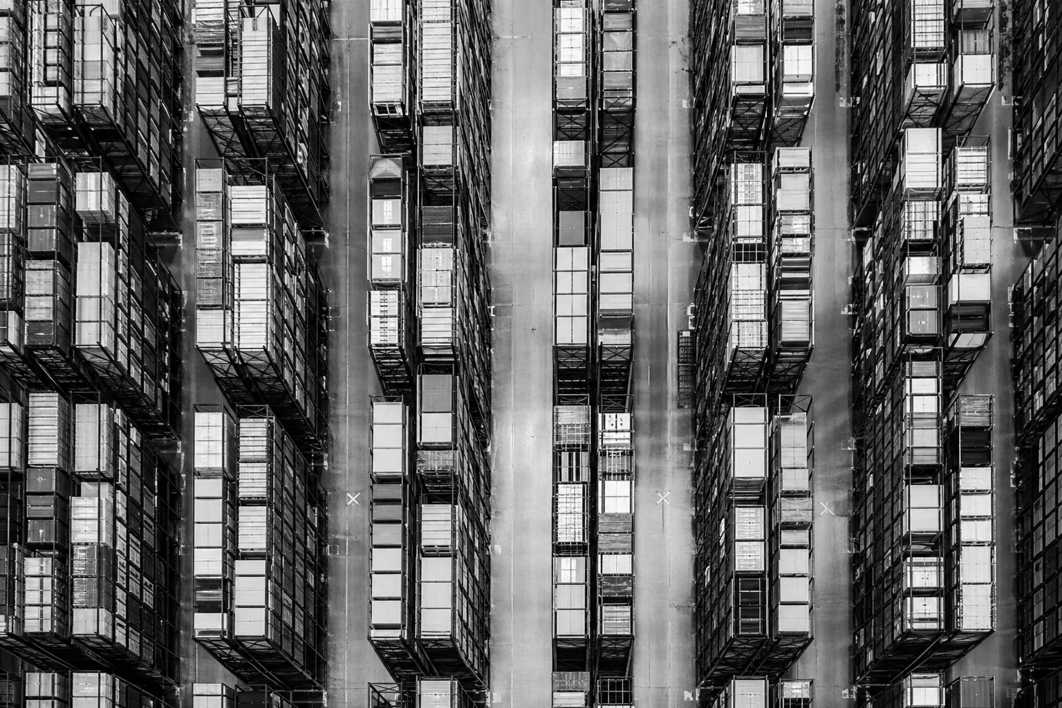 Structured warehousing geometry illustrating catalogue-backed commerce rails